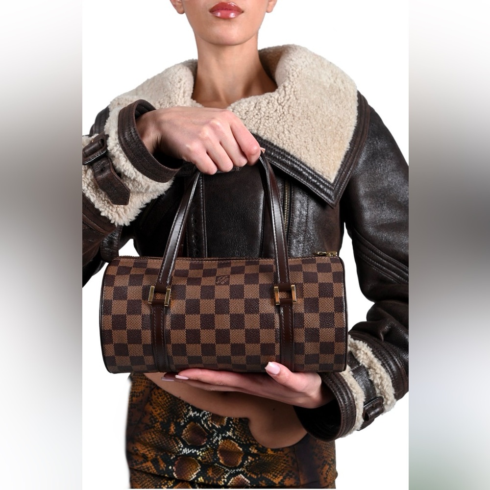 Authentic Louis Vuitton Papillon 30 Damier Ebene
N51303 brown with mini pouch